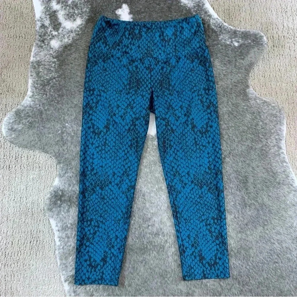 Goldsheep Snake Print Crop Leggings - Picture 3 of 13